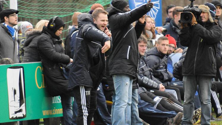 Bilder vom Aufenthalt von Hans Sarpei bei der DJK Kothen.