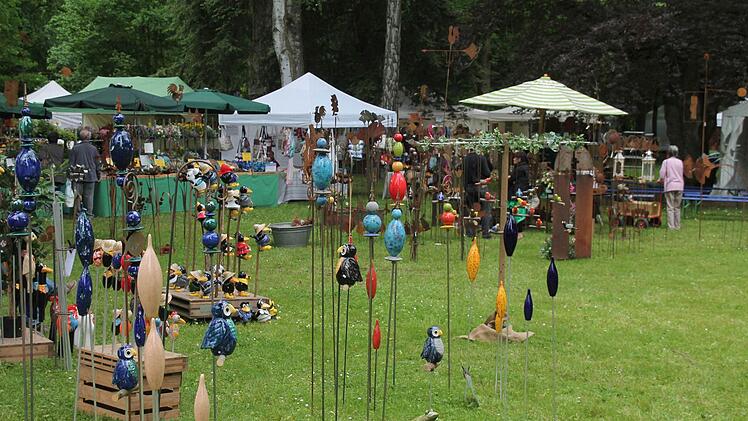 Am vergangenen Wochenende verwandelte sich der Park des Wasserschlosses Mitwitz beim 5. Fränkischen Gartenfest in ein Blütenmeer und Gartenparadies. Foto : Herbert Fischer