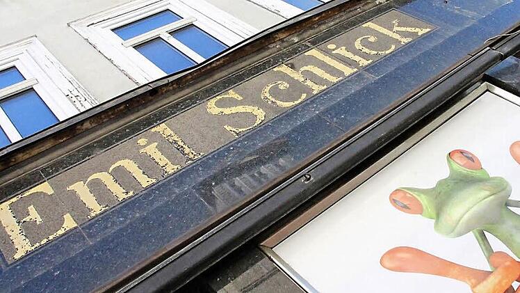 Der Frosch muss weichen: Wohnbau und Citymanagement planen im Schlick-Gebäude im Steinweg eine "Sanierungswerkstatt". Foto: Simone Bastian