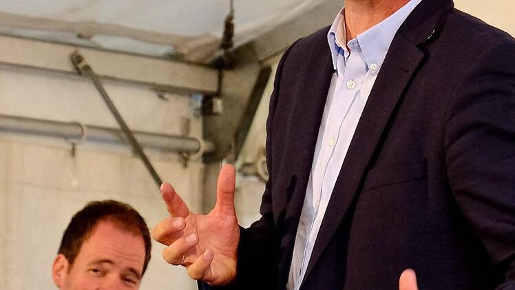 Martin Guth überzeugte beim Kabarettabend auf der Trimburg mit witzigen Songs, die Christian Kraus auf dem elektrischen Klavier begleitete. Foto: Gerd Schaar