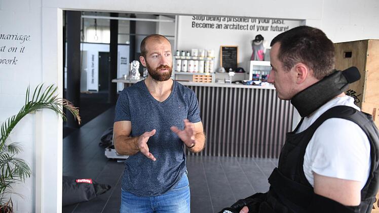 Tobias Schachten erklärt Redaktueur Benjamin Kemmer, was trainiert wird.