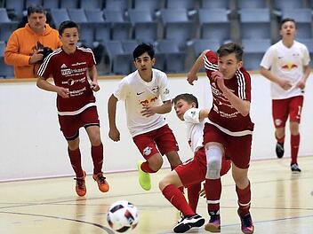 Technisch guten und dynamischen Fu&szlig;ball bekamen die Zuschauer beim U&nbsp;15-Turnier zu sehen. Hier setzt im Spiel FC Coburg gegen RB Leipzig ein Coburger Spieler zu einem Sturmlauf an. Am Ende behielten die Leipziger jedoch klar mit 5:1 Toren die Oberhand. Fotos: Timo Geldner