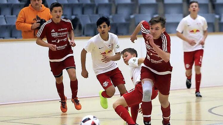 Technisch guten und dynamischen Fu&szlig;ball bekamen die Zuschauer beim U&nbsp;15-Turnier zu sehen. Hier setzt im Spiel FC Coburg gegen RB Leipzig ein Coburger Spieler zu einem Sturmlauf an. Am Ende behielten die Leipziger jedoch klar mit 5:1 Toren die Oberhand. Fotos: Timo Geldner