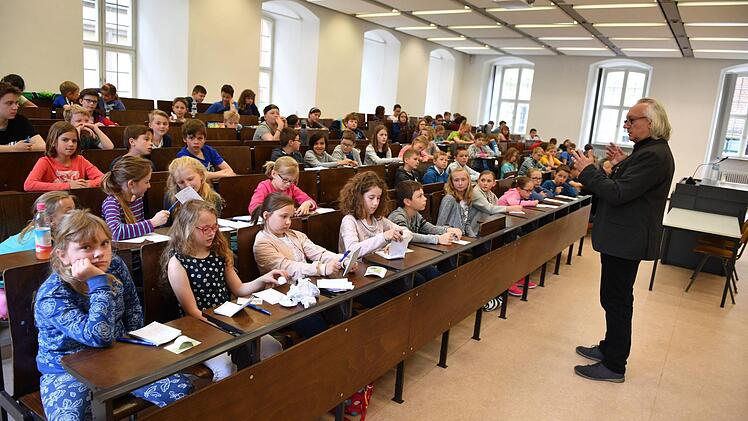 Zusammen mit etwa 80 Mädchen und Jungen diskutierte der Bamberger Soziologieprofessor Elmar Rieger über unser Leben in der Europäischen Union. Foto: Ronald Rinklef