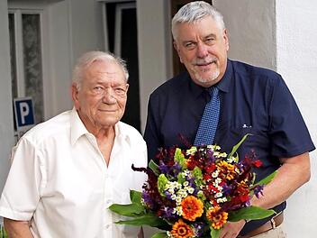 Oberbürgermeister Norbert Tessmer gratuliert seinem Nachbarn Oswald Gundermann zum 90. Geburtstag.  Foto: Martin Koch