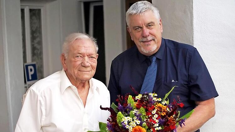 Oberbürgermeister Norbert Tessmer gratuliert seinem Nachbarn Oswald Gundermann zum 90. Geburtstag.  Foto: Martin Koch
