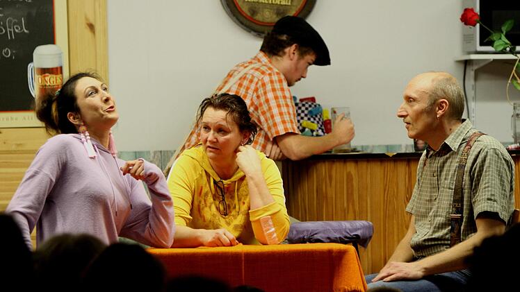 Die naive Stammkundin Sandy Stutzke (von links: Martina Freisinger) im Gespräch mit Wirtin Erna Wutschke (Magda Stöhr) und ihrem Lebensgefährten Gerd Blume (Markus Kast). Foto: Günther Geiling