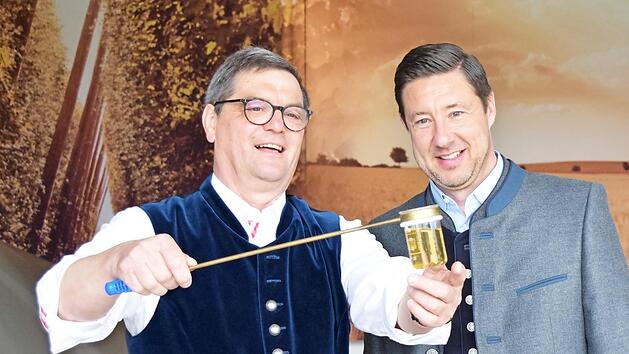 Hermann Nothhaft (links), Leiter Technologie und Qualit&auml;tssicherung, und Mathias Keil, Vorstand Finanzen und Technik, nehmen die Festbiersude unter die Lupe. Foto: privat