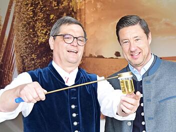 Hermann Nothhaft (links), Leiter Technologie und Qualitätssicherung, und Mathias Keil, Vorstand Finanzen und Technik, nehmen die Festbiersude unter die Lupe. Foto: privat