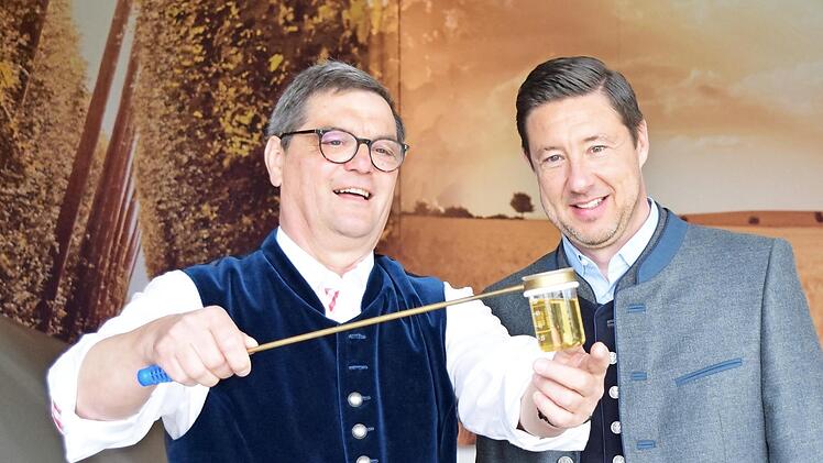 Hermann Nothhaft (links), Leiter Technologie und Qualitätssicherung, und Mathias Keil, Vorstand Finanzen und Technik, nehmen die Festbiersude unter die Lupe. Foto: privat