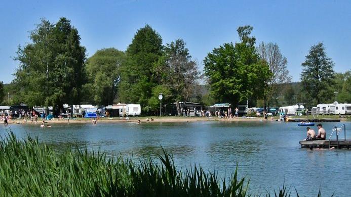 Sommer 2020: Am Irmelshäuser Badesee suchen viele Gäste bei schönem Sommerwetter eine Erfrischung im kühlen Nass.  Foto: Hanns Friedrich