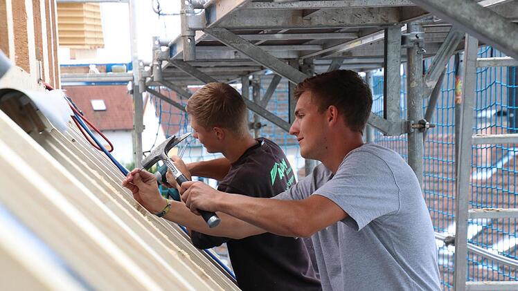 Anton Winkler aus Burgebrach (vorne) und Kevin Homann aus Kemmern lernen den Beruf des Zimmerers.  Foto: Sebastian Schanz