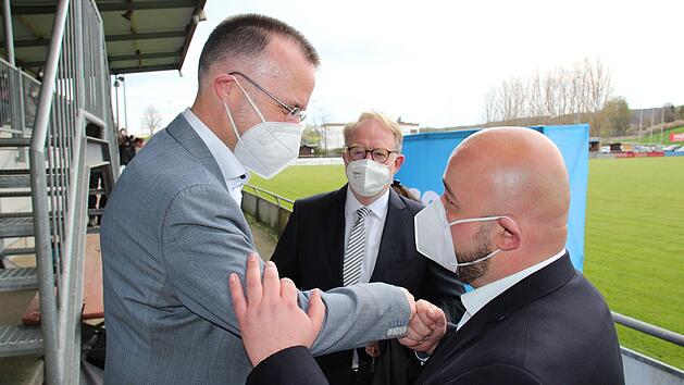Der Kronacher Jonas Geissler (rechts) mit dem unterlegenen Coburger René Boldt (links); im Hintergrund der Bundestagsabgeordnete Hans Michelbach, der bei der Wahl im September nicht mehr antritt.