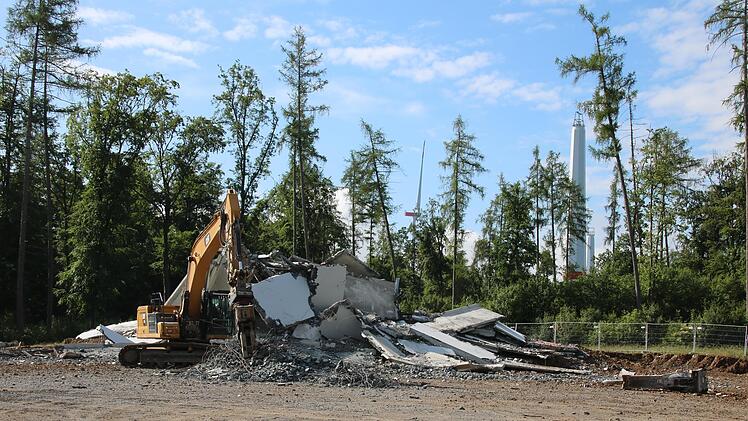 Wie geplant, ist der erste der drei Türme im Windpark Fuchsstadt in sich zusammen gefallen, die Reste liegen auf dem Fundament. Im Hintergrund rechts die beiden weiteren Türme, die demnächst gesprengt werden sollen. Bereits ab Mitte Juli werden ne...