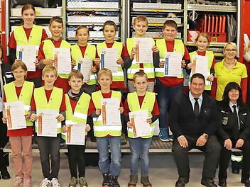 Der erfolgreiche Feuerwehrnachwuchs pr&auml;sentiert stolz die ausgeh&auml;ndigten Urkunden.