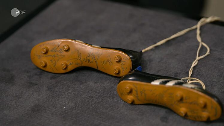 Die Miniatur-Fußballschuhe von Adidas waren 1966 ein WM-Fanartikel. Besonders wurden die Schühchen durch die Unterschriften von Legenden wie Franz Beckenbauer, Uwe Seeler und Helmut Schön. Der Verkäufer wünschte sich 700 Euro, der Experte hielt nur 150 bis 200 Euro für realistisch.