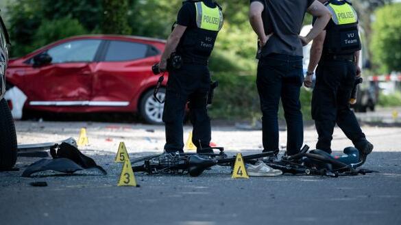 Dinslaken: Frau f&auml;hrt in Gruppe Kinder - zwei sterben