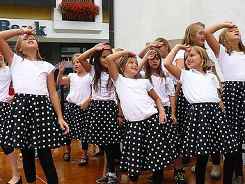 Die RSC-Chaos-Angels zeigen auf der Bühne einen Tanz.  Fotos: Klaus-Peter Wulf