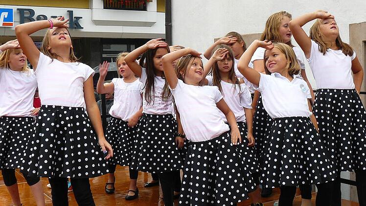 Die RSC-Chaos-Angels zeigen auf der Bühne einen Tanz.  Fotos: Klaus-Peter Wulf