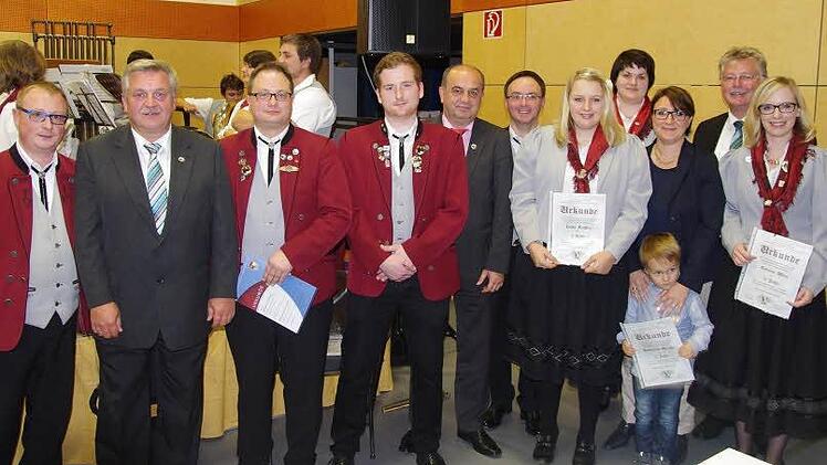 Ehrung der aktiven Musiker (von links): Vorsitzender des Fördervereins, Michael Scheler, Kreisvorsitzender Wolfgang Müller, Markus Piontek, Alexander Ritz, stellvertretender Bezirksvorsitzender Thomas Kolb, Dirigent Wolfgang Riedel, Luisa Rebhan, Susanne Rasokat, Katharina Meusel, Bürgermeister Herbert Schneider und Corinna Weis. Foto: Jasmin Pohl