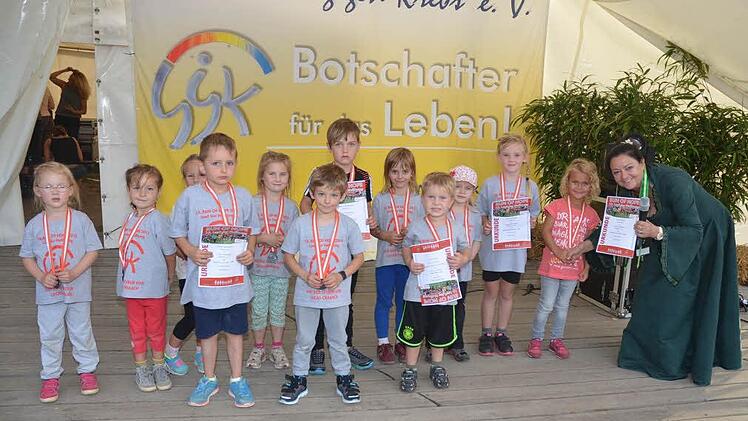 Die "Bambinis" konnten voller Stolz Urkunden und Medaillen aus der Hand von Martina Stauch, Vorsitzende des Vereins "Gemeinsam gegen Krebs" (rechts), entgegennehmen.  Foto: Karl-Heinz Hofmann