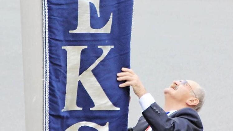 Erich Wendler hisst die Fahne