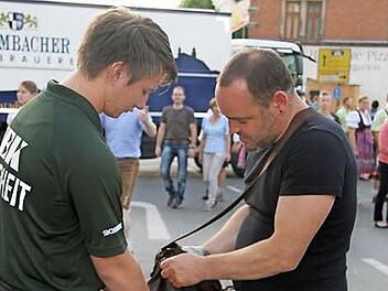 Michael Lösch aus Meran hat Verständnis für die Taschenkontrollen des Sicherheitsdienstes (links), aber "es ist traurig, dass man kontrollieren muss".  Foto: Sonny Adam