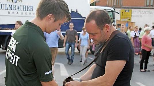 Michael Lösch aus Meran hat Verständnis für die Taschenkontrollen des Sicherheitsdienstes (links), aber "es ist traurig, dass man kontrollieren muss".  Foto: Sonny Adam