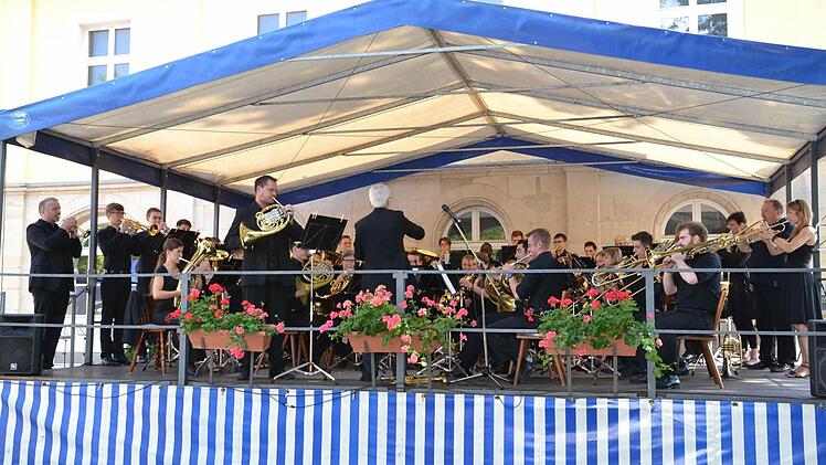 Die Teilnehmer aller Ensembles auf der Bühne zum "Ave Maria".