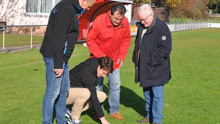Da half auch die Sonne am Sonntag wenig, als FC-Trainer Thomas Oppelt, Co-Trainer Sebastian Fischer, Ehrenvorstand Manfred Reges und Platzwart Reiner Behling (v.l.) die Gegebenheiten überprüften.  Foto: Leo Hühnlein