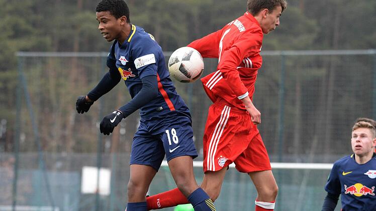 Marin Pudic (FC Bayern/rechts) im Duell mit dem Leipziger Noad Pablo Mekonnen. Foto: Peter Mularczyk