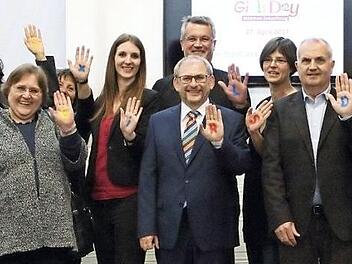 15 Jahre Girls' Day und genauso lange sind viele Coburger Unternehmen dabei. Die AOK und das Berufliche Fortbildungszentrum erhielten ein Gütesiegel. Darüber freuen sich die Unternehmen ebenso wie der Arbeitskreis und Schirmherrin Brigitte Glos (Fünfte von links). Foto: Katja Nauer