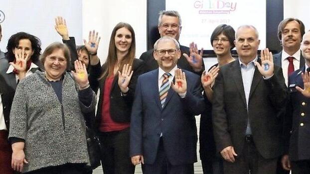 15 Jahre Girls' Day und genauso lange sind viele Coburger Unternehmen dabei. Die AOK und das Berufliche Fortbildungszentrum erhielten ein Gütesiegel. Darüber freuen sich die Unternehmen ebenso wie der Arbeitskreis und Schirmherrin Brigitte Glos (Fünfte von links). Foto: Katja Nauer