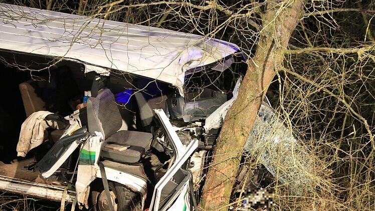 Nach einer Verfolgungsjagd mit der Polizei ist ein 40-Jähriger bei Staffelbach im Landkreis Bamberg gegen einen Baum gekracht. Er und ein Mitfahrer (36) verletzten sich schwer Foto: NEWS5 / Merzbach