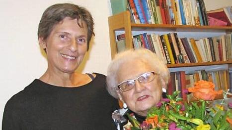 Auch Stadträtin Johanna Thomack gratulierte Herta Hoffmann zum 90. Geburtstag. Foto: Martin Koch