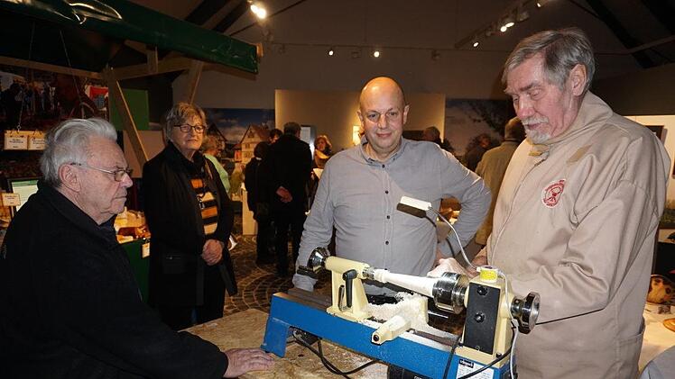 In der Sonderausstellung "Durchgedreht" im Biosphärenzentrum "Haus der  Langen Rhön" wird bis zum  18. Februar gedrechseltes Kunsthandwerk  gezeigt. Am 17. Februar gibt es von 11 bis 15 Uhr Vorführungen. Das Bild  zeigt den Leiter des Biosphärenzentrums "Haus der Langen Rhön", Michael  Dohrmann (Mitte), und den Organisator der Sonderausstellung Dieter  Pelka. Foto: Marion Eckert