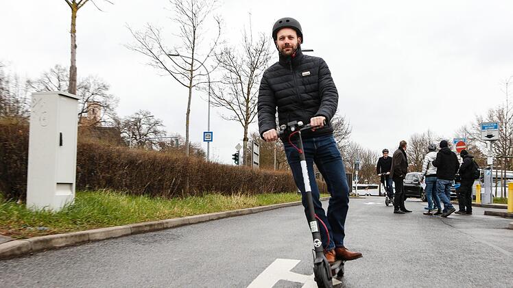 Als einer der ersten 15 Bamberger darf Jonas Lindner eine Woche lang den E-Scooter nutzen. Foto: Matthias Hoch