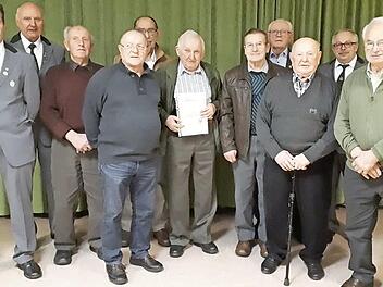 Klaus Meyer (l.) mit den Mitgliedern, die seit 50 Jahren zum Verein gehören. Fotos: privat