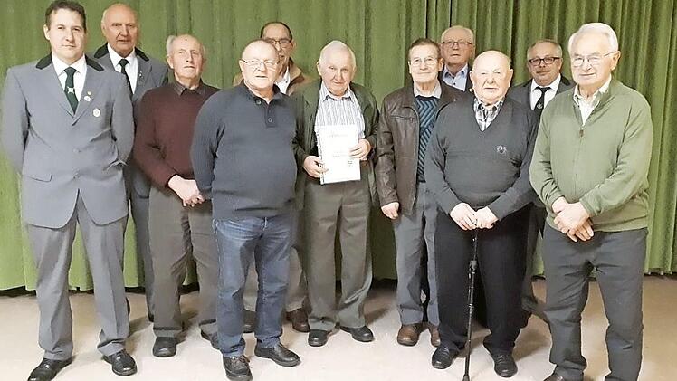 Klaus Meyer (l.) mit den Mitgliedern, die seit 50 Jahren zum Verein gehören. Fotos: privat