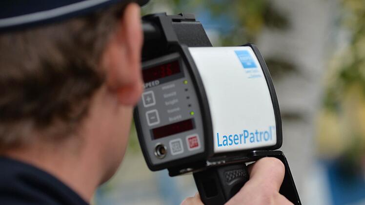 Die Nürnberger Polizei stoppte am Sonntagnachmittag einen Raser. Da er die Geschwindigkeit vorsätzlich überschritt, kommt ein hohes Bußgeld auf ihn zu.  Symbolfoto: Marc Tirl/dpa