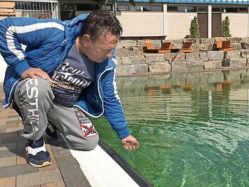 Der Ebracher Schwimmmeister Alin Precup macht den Wassertemperaturcheck - zu kalt f&uuml;r G&auml;ste. Foto: Anette Schreiber
