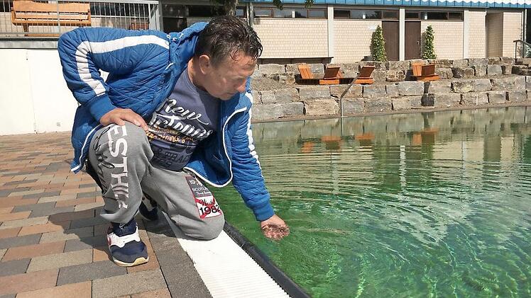 Der Ebracher Schwimmmeister Alin Precup macht den Wassertemperaturcheck - zu kalt f&uuml;r G&auml;ste. Foto: Anette Schreiber