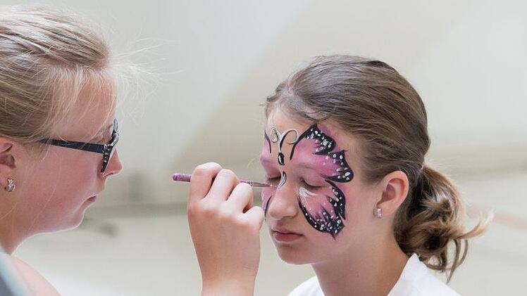 Viele Kinder sind an Fasching gerne geschminkt. Aber Vorsicht: Kinderschminke schneidet im Test bei Öko-Test katastrophal schlecht ab. Bild: Ján Števonka/Pixabay