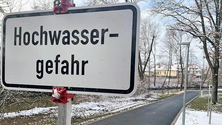 An der Aurach in Herzogenaurach standen am Sonntag zwar noch die Schilder, aber der Pegel war deutlich niedriger als am Tag zuvor.