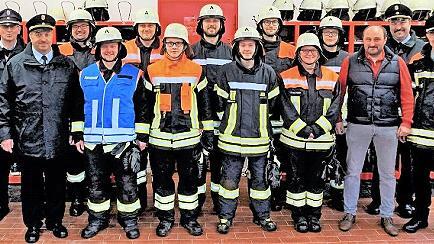 Die erfolgreichen Teilnehmer der Leistungspr&uuml;fung mit (von links) Wolfgang Str&ouml;hlein (Feuerwehr Nordhalben) und KBI Frank Fischer und (v. re.) Kommandant Alexander M&uuml;ller, KBM Roland Schedel und Gemeinderat G&uuml;nter Partheym&uuml;ller.