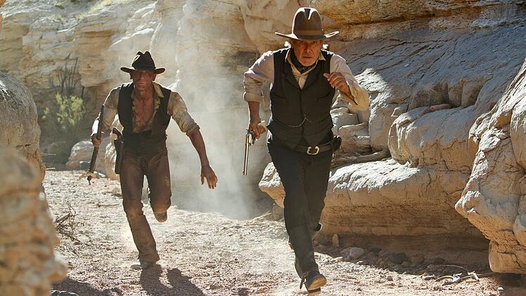 Partner wider Willen: Jake Lonergan (Daniel Craig, links) und Woodrow Dolarhyde (Harrison Ford) nehmen es mit den au&szlig;erirdischen Invasoren auf.