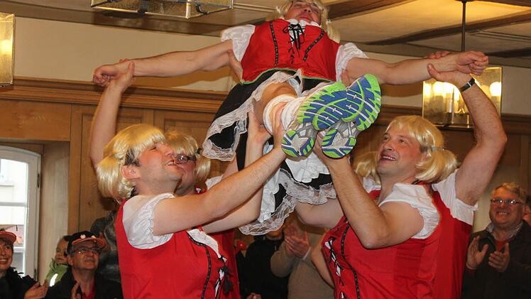 Die gestandenen Männer des Turnvereins Leutendorf-Horb  beeindruckten beim Gardetanz mit grazilen Hebefiguren. Fotos: Carina Kuhnlein