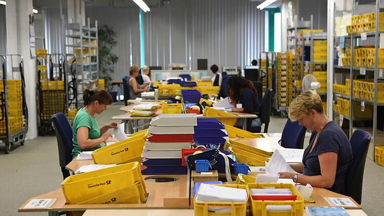 Mitarbeiter der Swiss Post Solutions (SPS) am Standort Bamberg Foto: Matthias Hoch