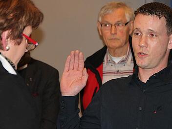 Florian Wildenauer legte im Stadtrat Bad Brückenau den Amtseid ab. Er rückt für Udo Somaruga nach. Foto: Ulrike Müller