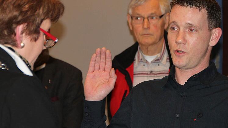 Florian Wildenauer legte im Stadtrat Bad Brückenau den Amtseid ab. Er rückt für Udo Somaruga nach. Foto: Ulrike Müller